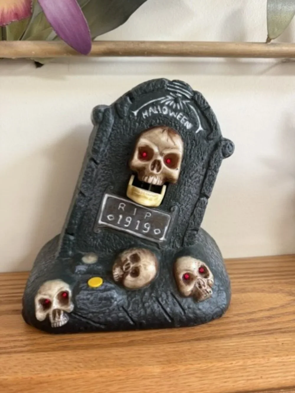 Gemmy Skull Halloween Tombstone Animated Decor Lighted Eyes Tested Works